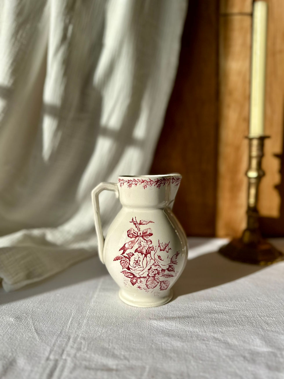 Miniature : Pichet ancien en faïence blanche à décor rouge floral