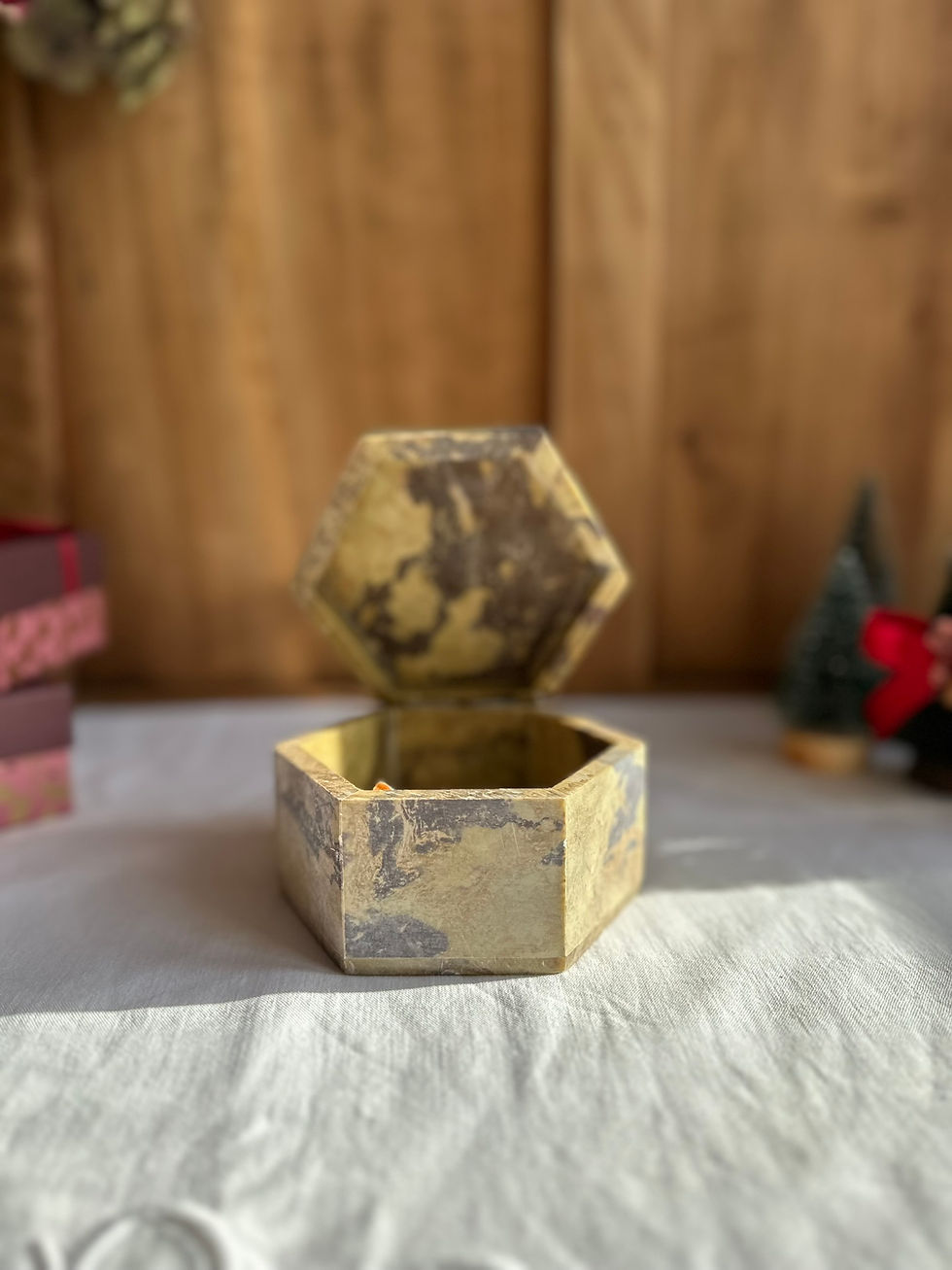 Miniature : Boîte hexagonale en pierre – décor floral incrusté