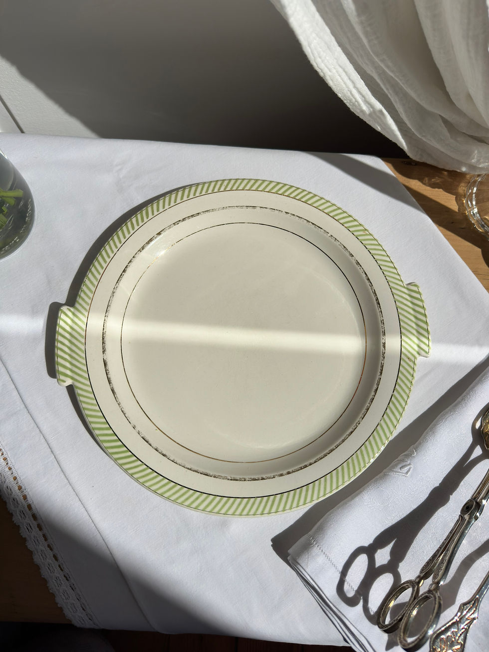 Miniature : Plat à gâteau ancien Salins – modèle Arizona – décor rayures vertes – 28 cm