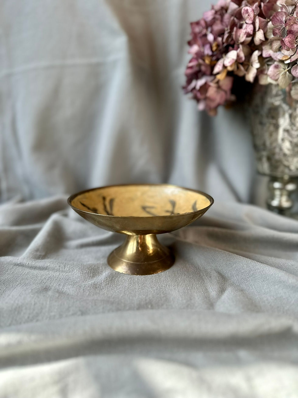 Coupe ancienne en laiton gravé – décor d’oiseau et feuillage