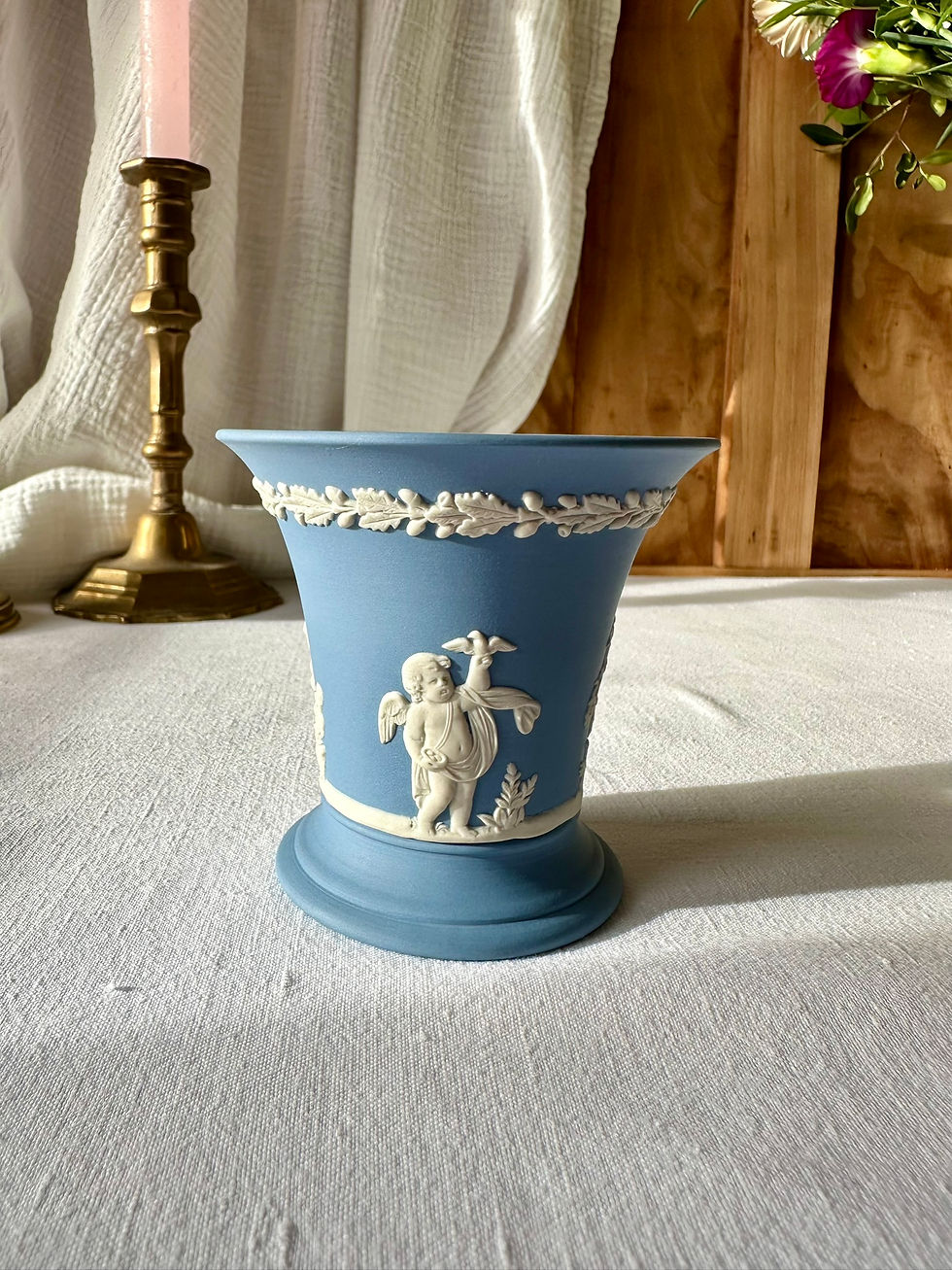 Miniature : Vase ancien Wedgwood bleu – Décor en relief, style jasperware