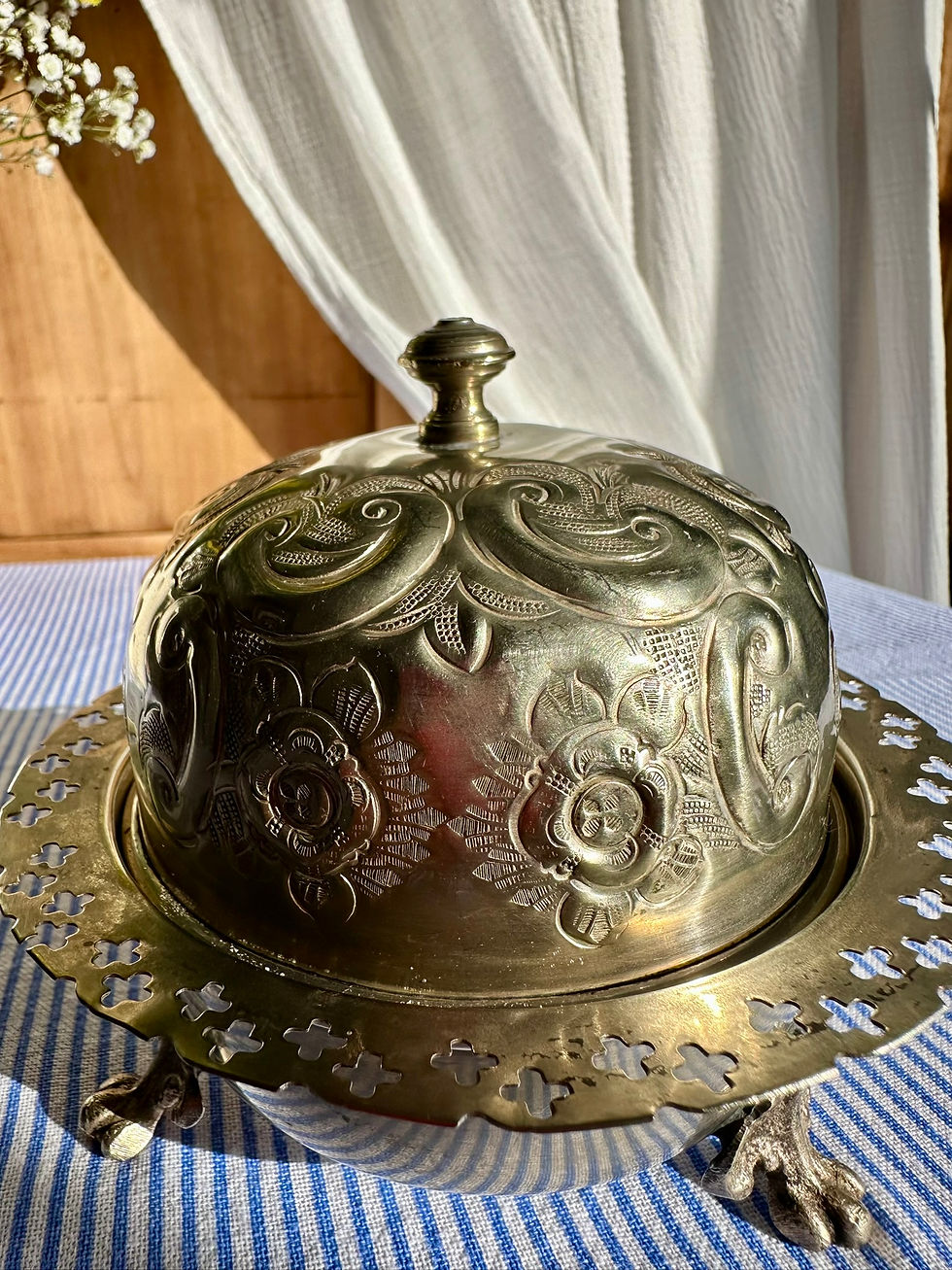 Miniature : Beurrier ancien couvert en métal argenté – décor gravé et pieds coquille