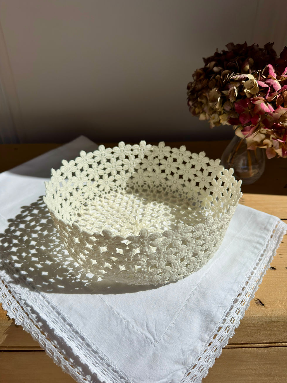 Miniature : Panier ancien en dentelle rigide – décor floral blanc