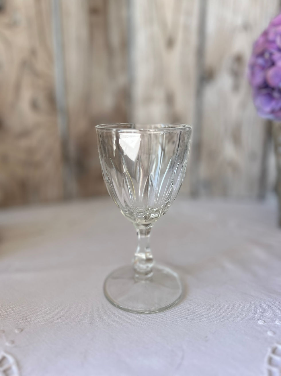 Miniature : Verre à pied ancien à facettes