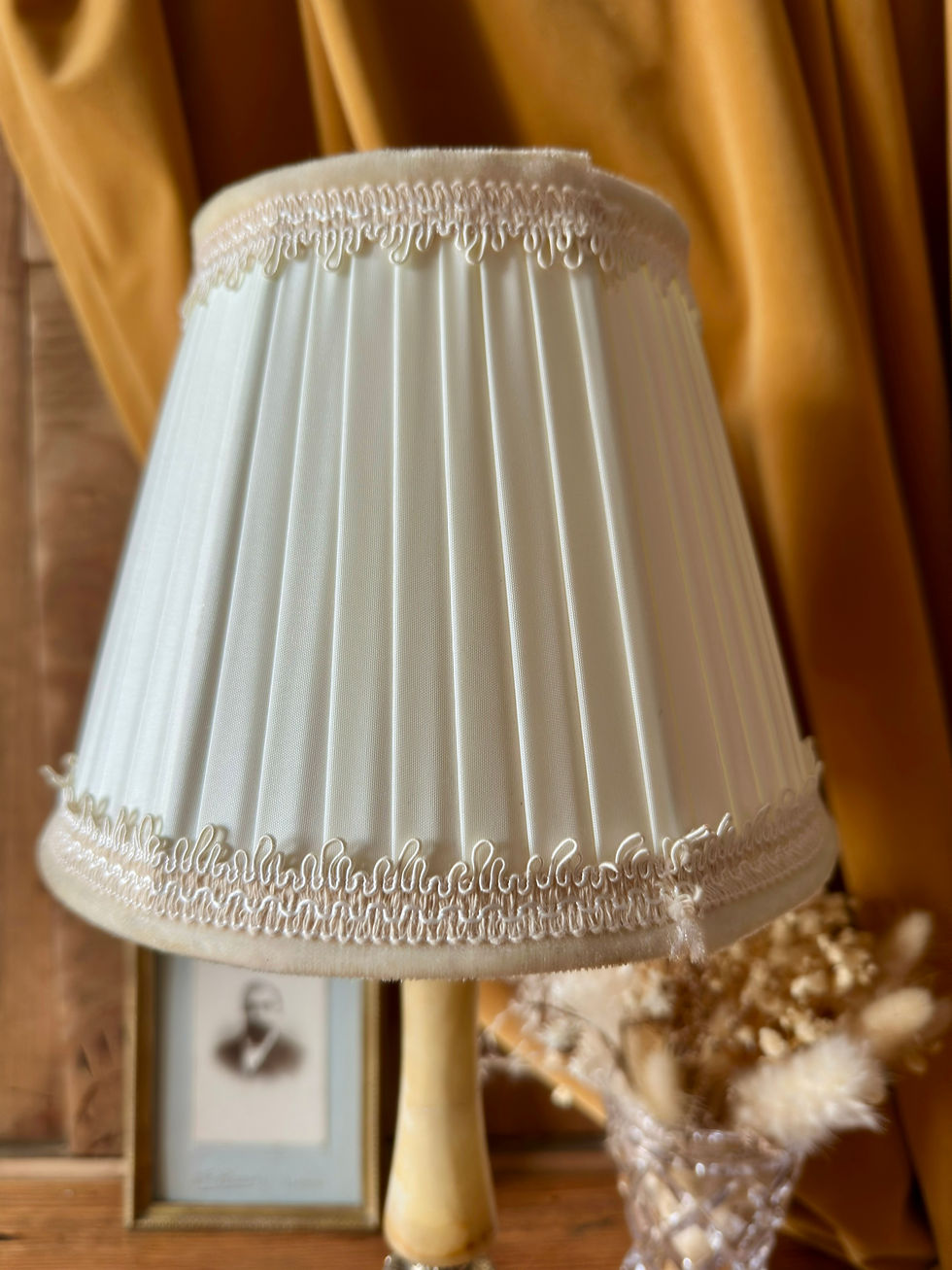 Miniature : Lampe ancienne en pierre et laiton – abat-jour plissé à galon velours