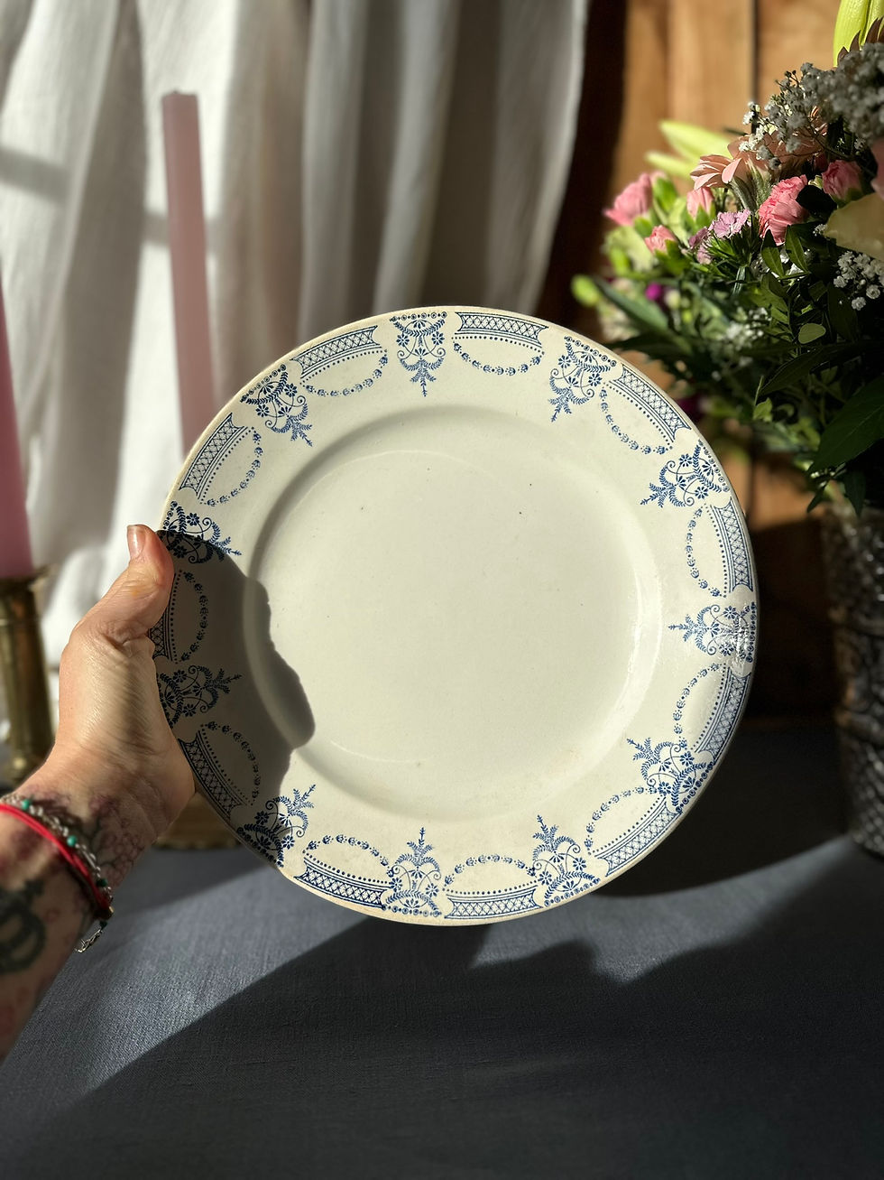 Miniature : Grand plat ancien en terre de fer – décor bleu – Moulin des Loups & Hamage