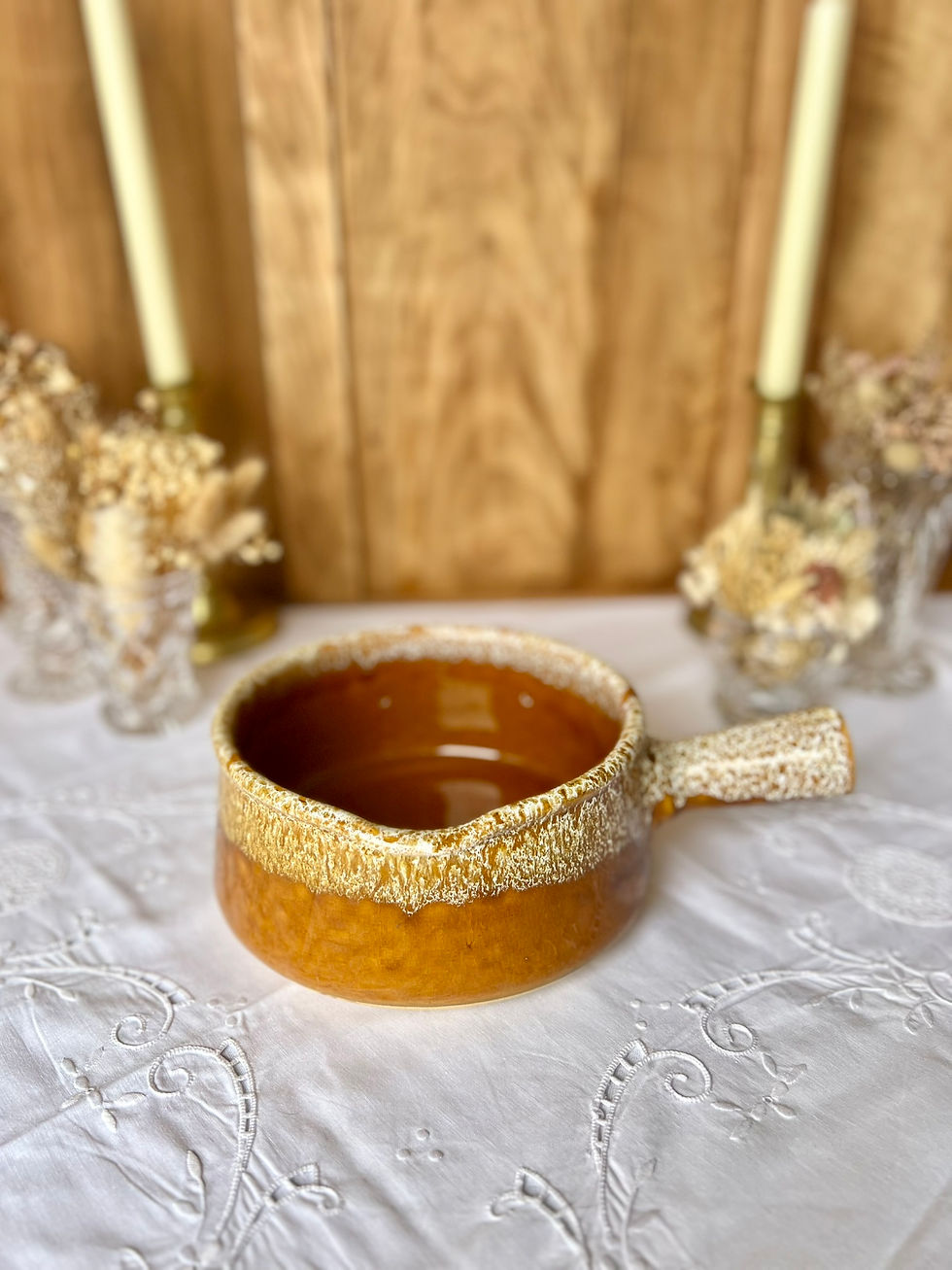 Miniature : Poêlon ancien en céramique émaillée – teinte miel – avec bec verseur