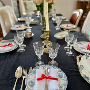 Une belle table dressé en toute simplicité, mais toujours avec beaucoup d'élégance.