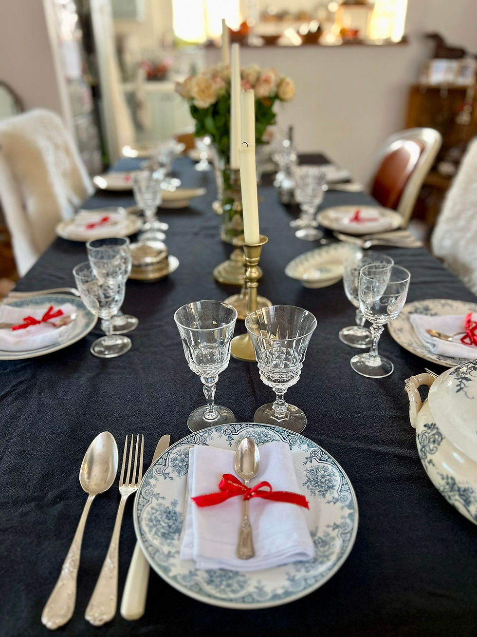Une belle table dressé en toute simplicité, mais toujours avec beaucoup d'élégance.