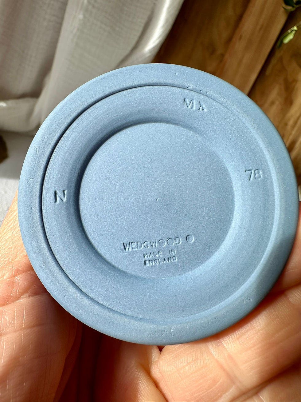 Miniature : Vase ancien Wedgwood bleu – Décor en relief, style jasperware