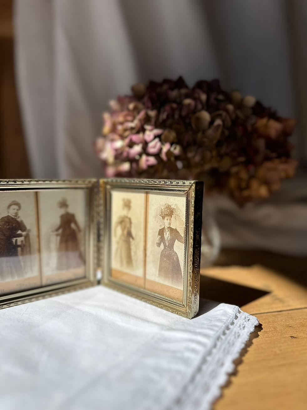 Miniature : Cadre ancien double en métal doré – portraits anciens – format pliant