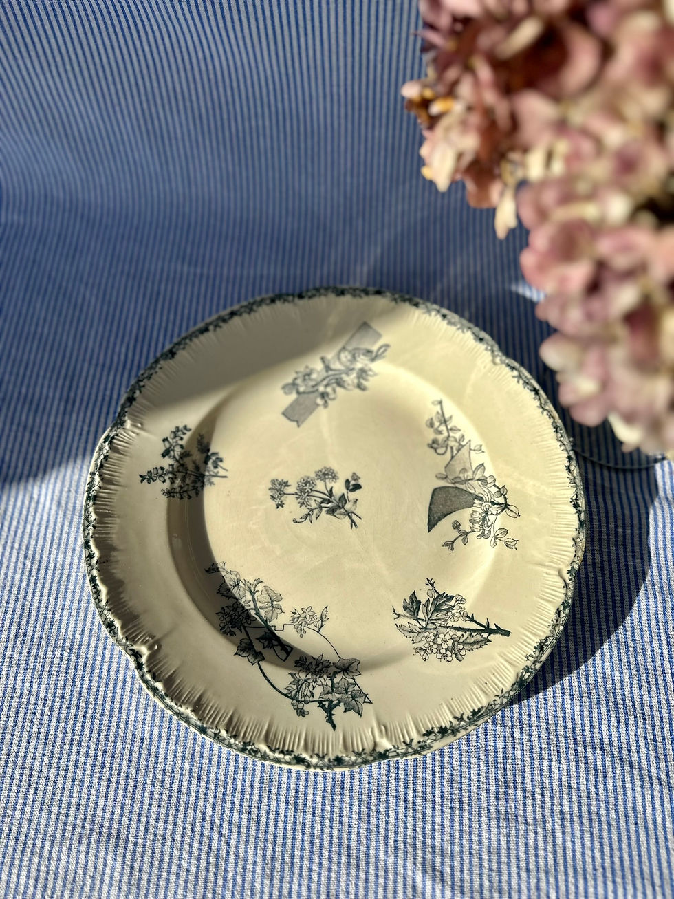 Assiette de présentation ancienne – Faïencerie Bourgeois (Paris / Marseille), dé