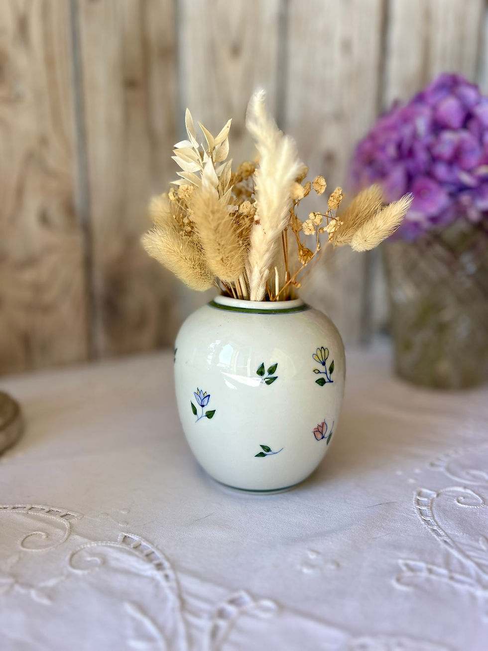 Vase ancien en porcelaine blanche décorée