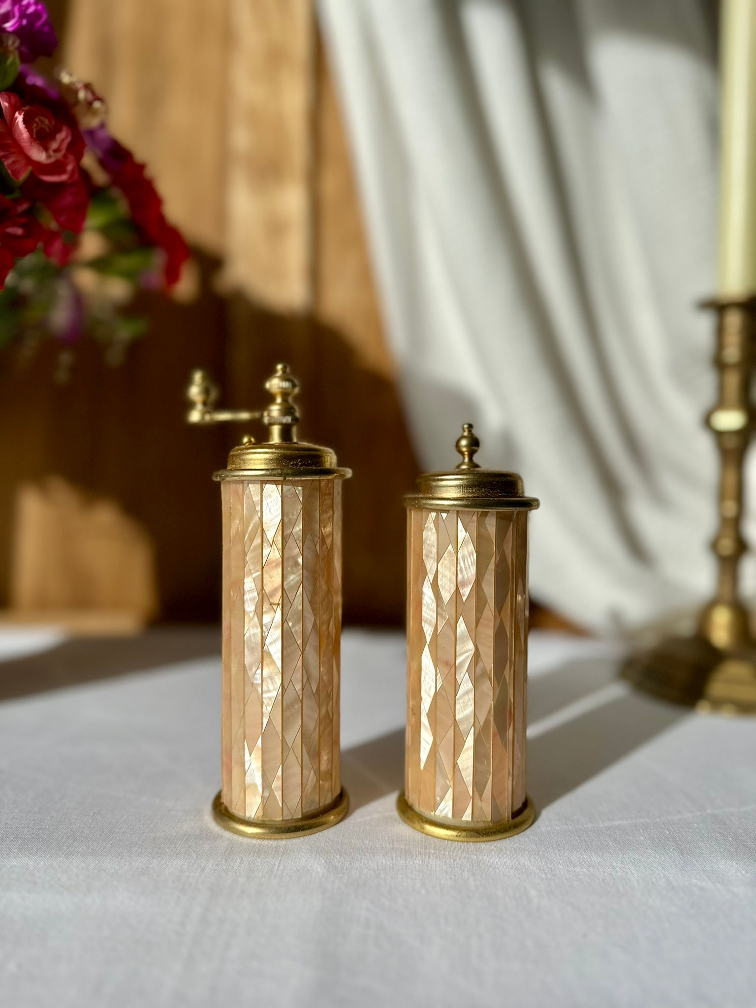 Ensemble ancien poivrier et salière en laiton et nacre