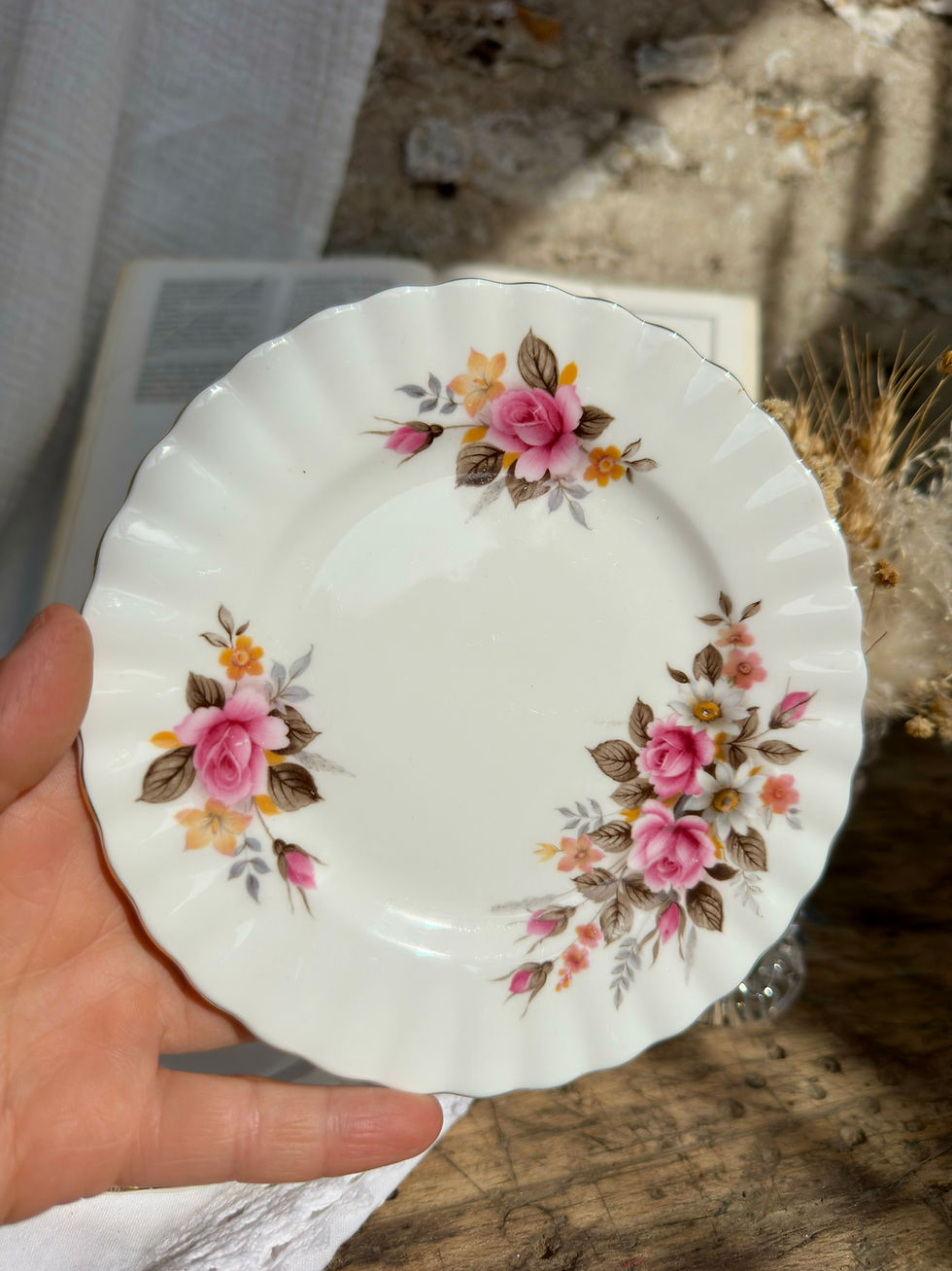 Miniature : Lot de 4 assiettes anciennes Richmond Bone China – Décor roses – 16 cm