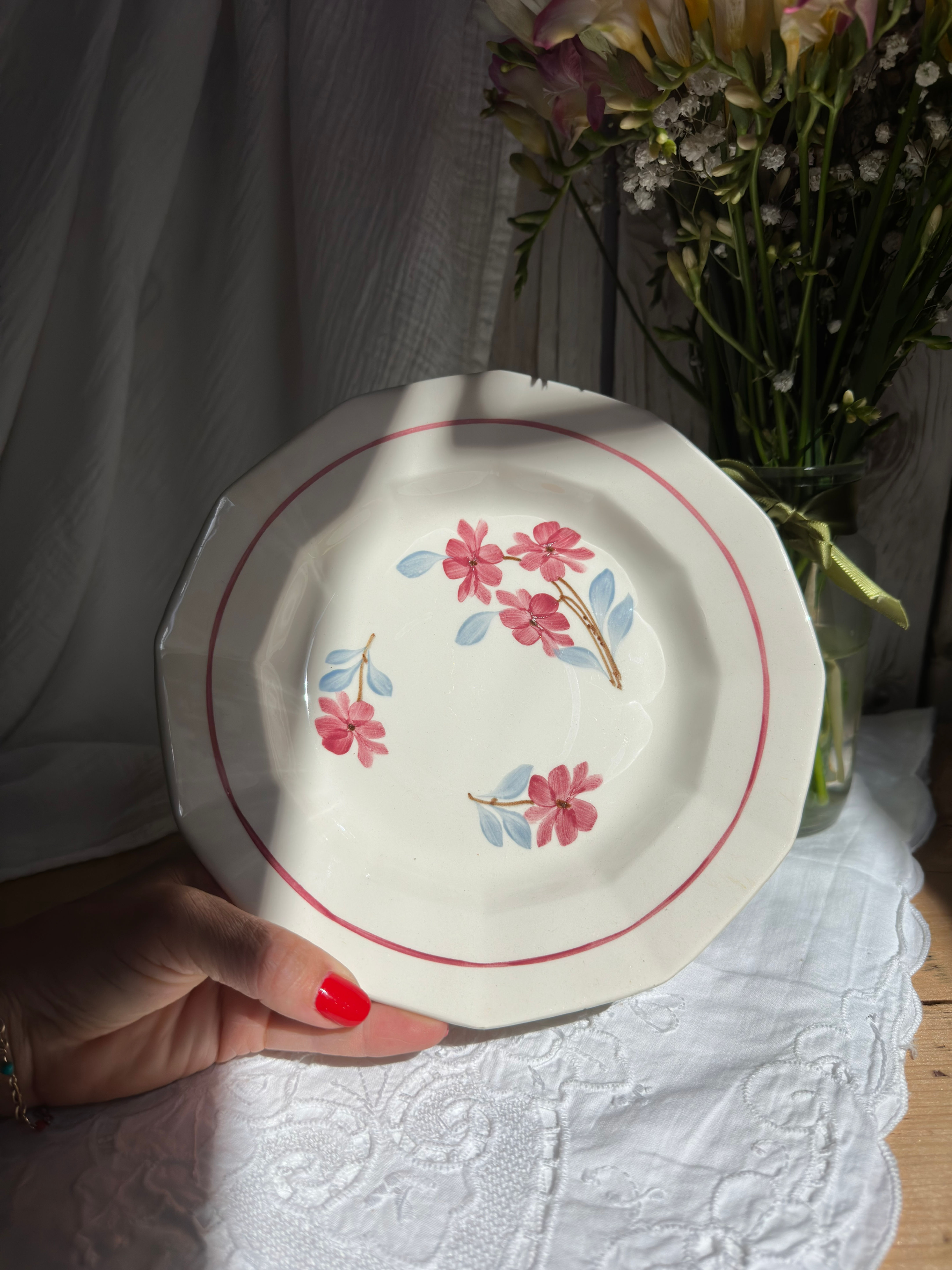 Assiette creuse ancienne Saint-Amand – Décor floral rose – Vendue à l'unité