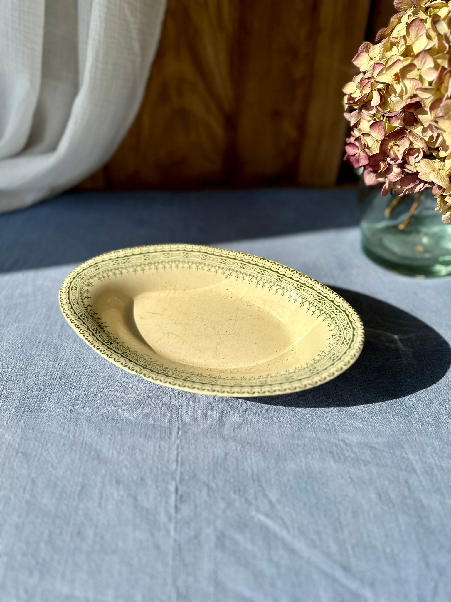 Petit plat ovale ancien en terre de fer H.B & Cie – Arles