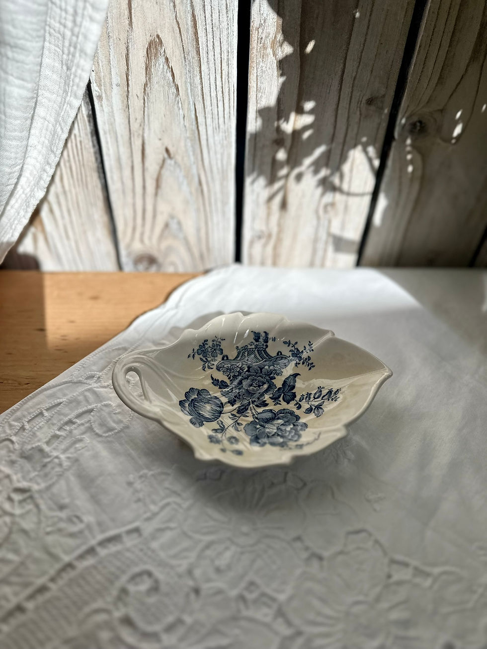 Miniature : Coupelle ancienne feuille en faïence anglaise Crown Devon – Décor bleu et blanc