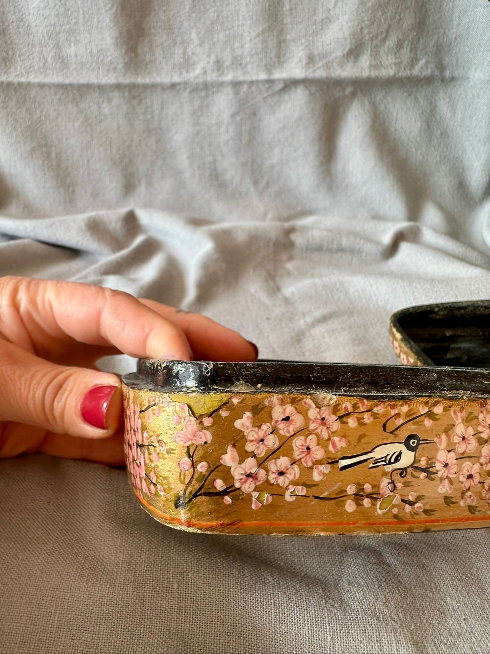 Miniature : Boîte ancienne décorée à la main – décor floral et oiseaux