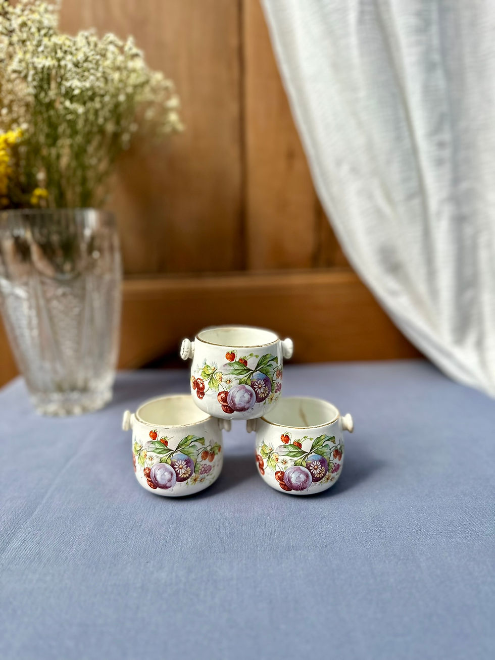 Miniature : Lot de 3 petits pots anciens en porcelaine à décor de fruits