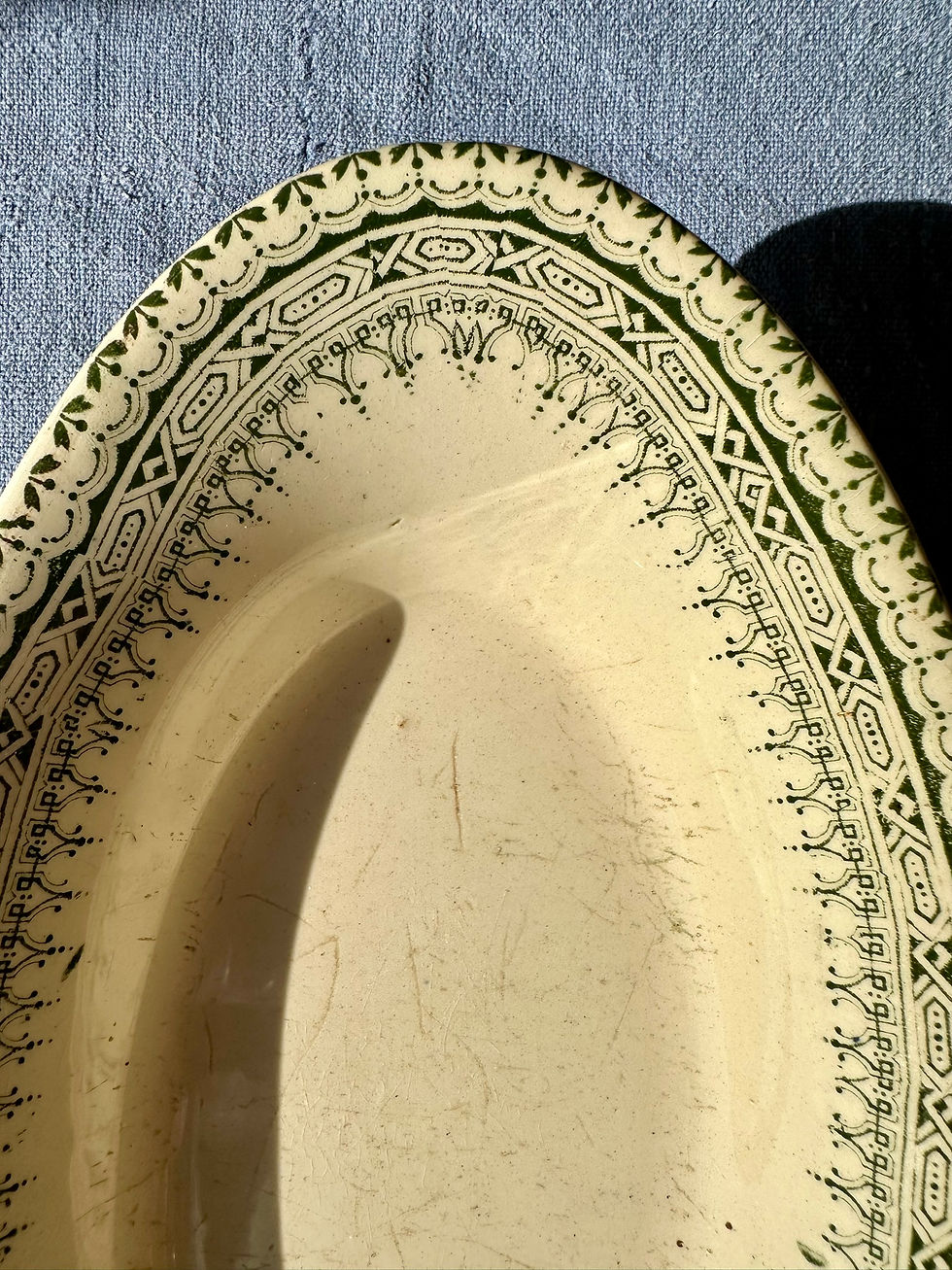 Miniature : Petit plat ovale ancien en terre de fer  H.B & Cie – Arles