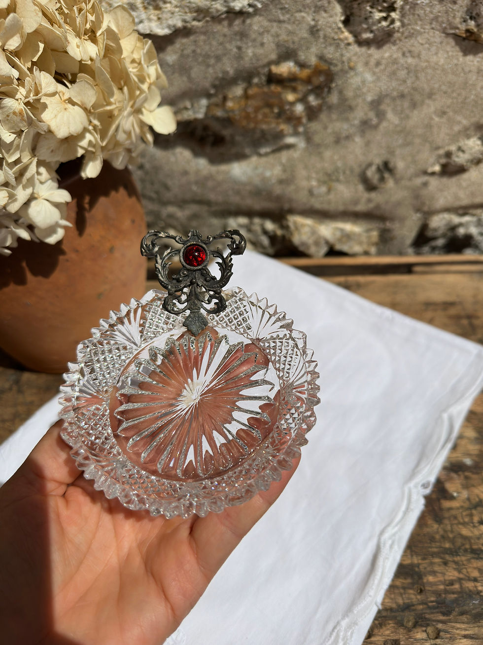 Miniature : Petite coupelle vide-poche ancienne en verre et métal – Cabochon rouge