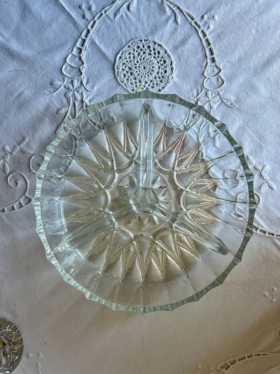Miniature : Plat compartimenté ancien en verre moulé