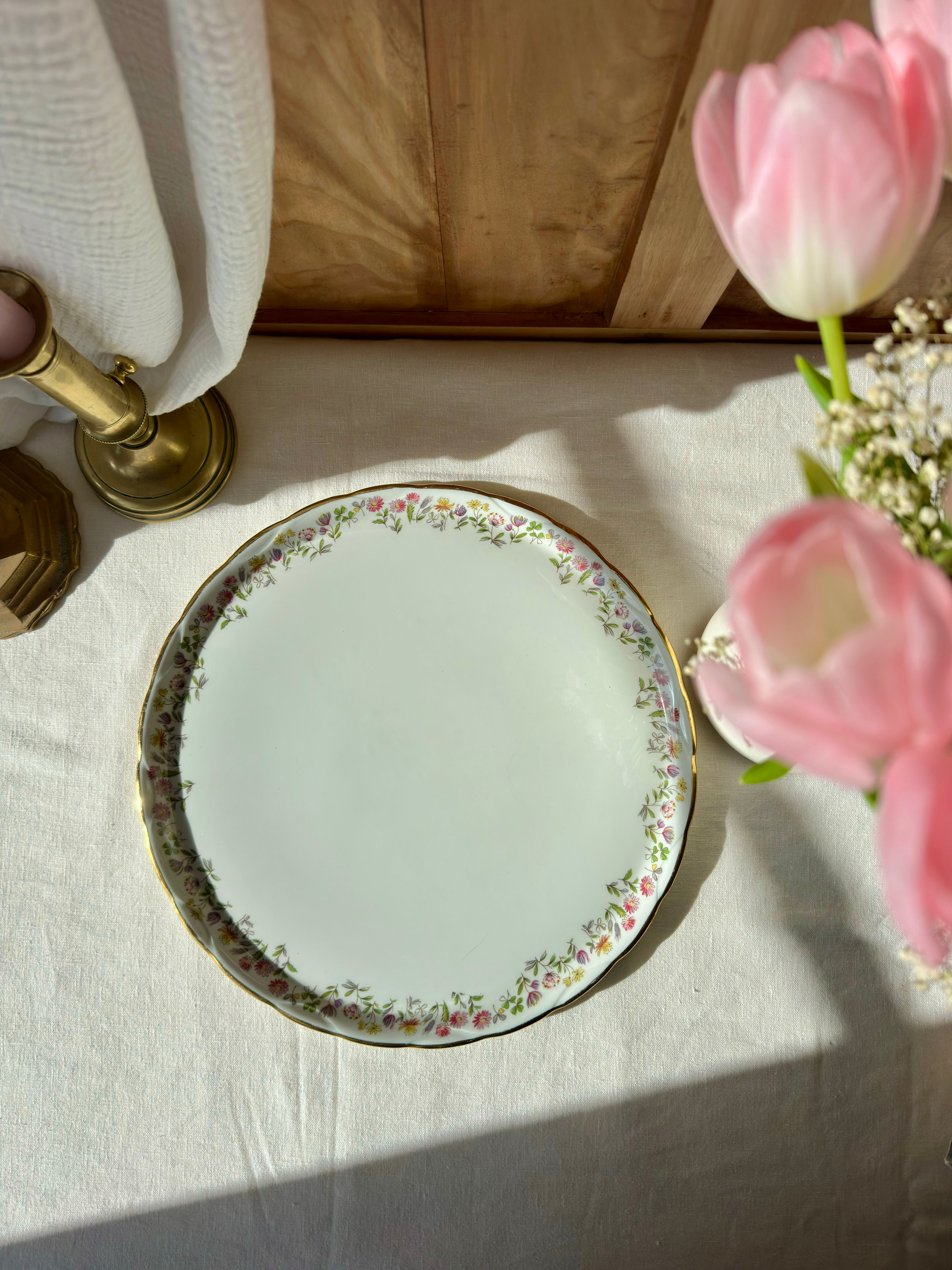 Grand plat à gâteau ancien – M&S Porcelaine Fine – Extra Blanche