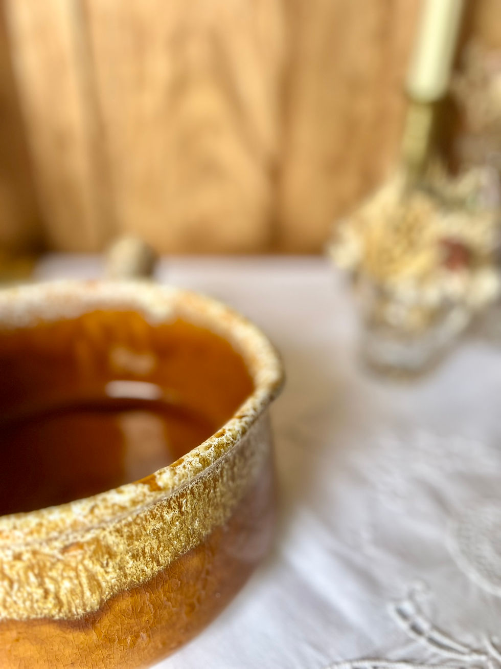 Miniature : Poêlon ancien en céramique émaillée – teinte miel – avec bec verseur