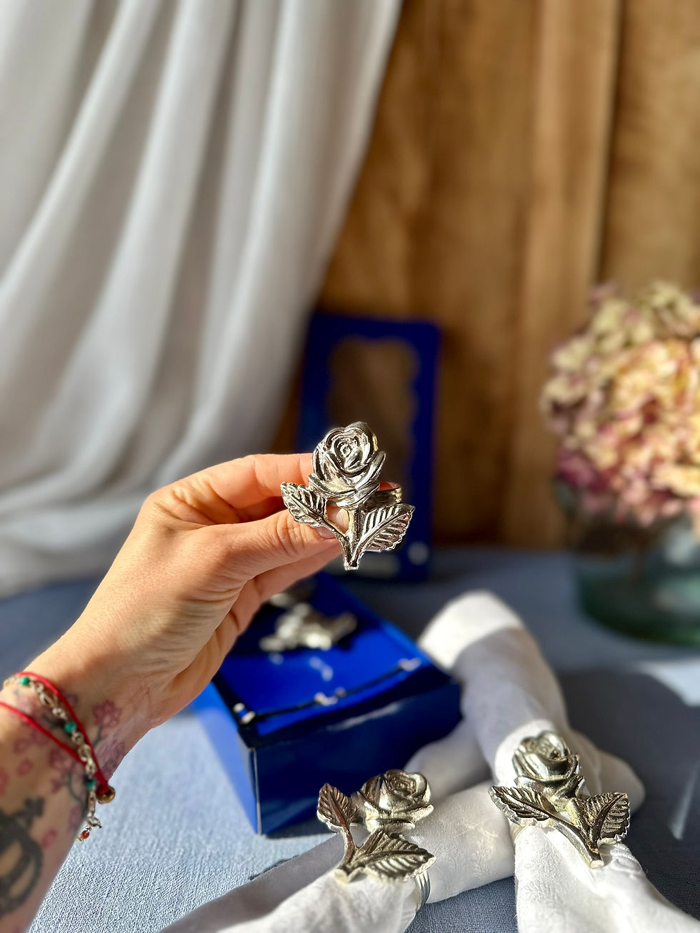Miniature : Ronds de serviette anciens en métal argenté – décor rose
