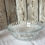 Miniature : Saladier ancien en verre moulé transparent – décor ciselé floral et géométrique