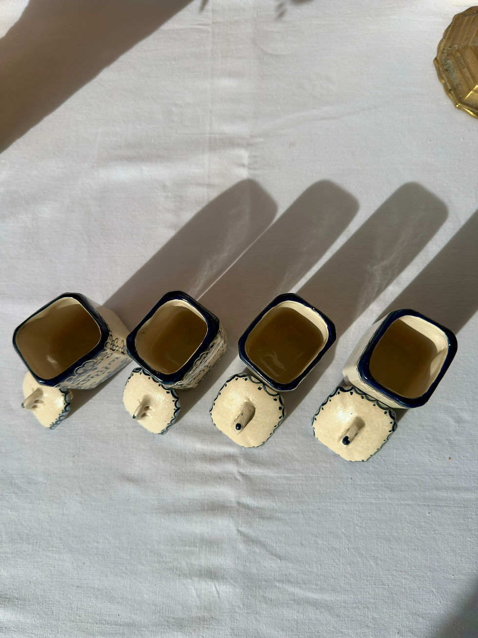 Miniature : Ensemble de 4 pots à épices anciens en faïence – décor bleu