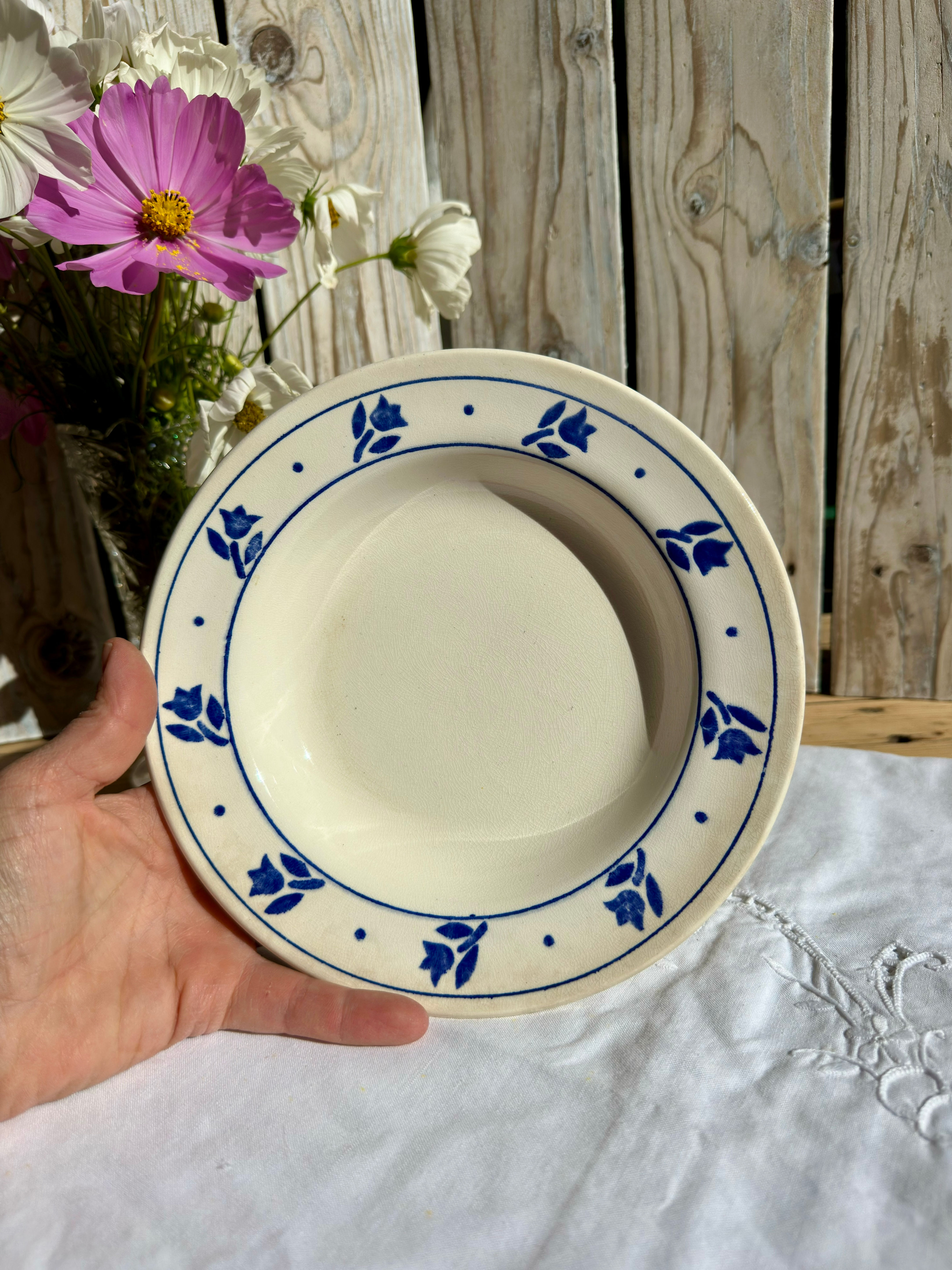 Assiette creuse ancienne à fleurs bleues – Ø 21 cm