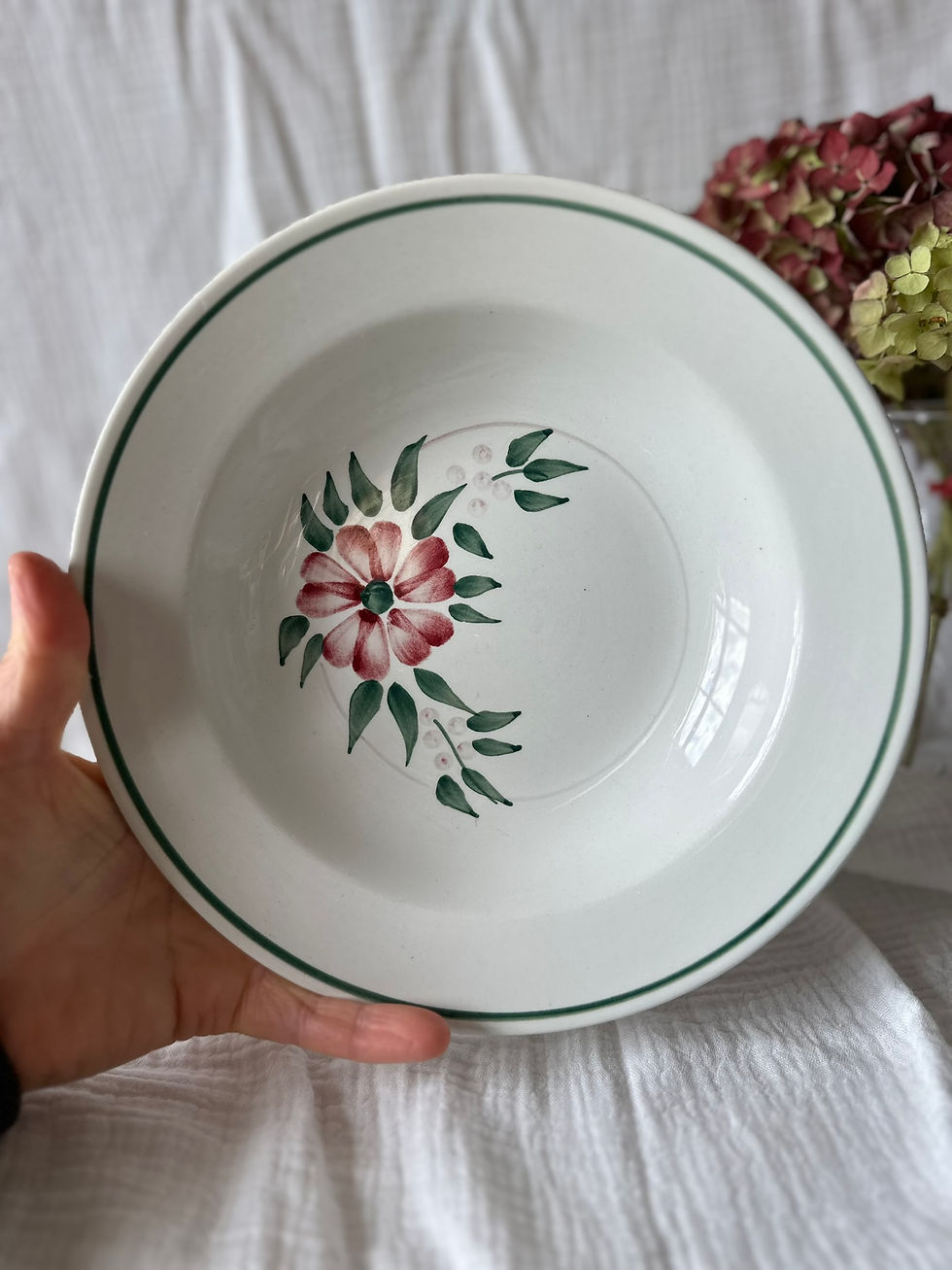 Assiette creuse ancienne – Sarreguemines (France) – Décor floral rouge & vert