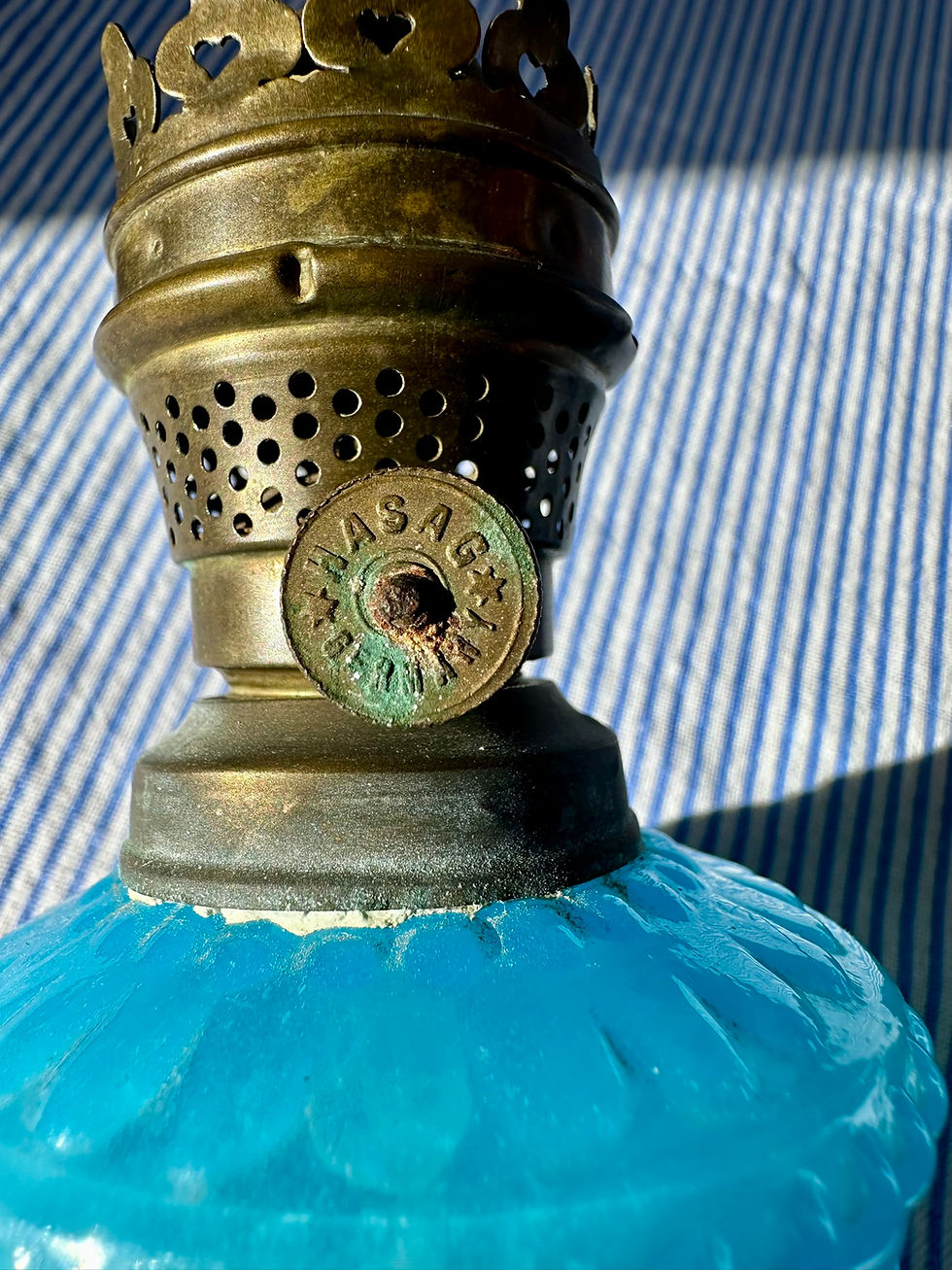 Miniature : Lampe ancienne en verre bleu moulé – monture en laiton – marque HASAG