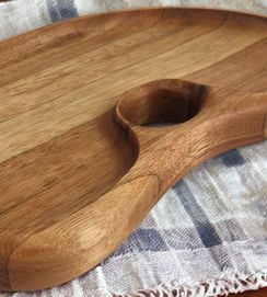 Petisqueira, carne, queijos, frios e frutas.