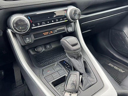 2020 Toyota RAV4 XLE (2).jpg