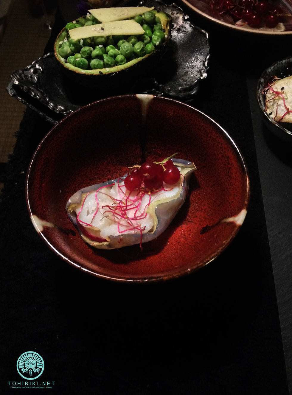 Kaiseki 会席, kaiseki-ryōri 会席料理 . La « pierre dans la poitrine » selon les kanji de Sen no Rikyū (1522-1591). Tatouage japonais Paris, Acquigny, France. Irezumi, Tebori.
