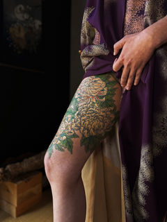 Type de tatouage: Kakushibori
Technique: Tracés, Ombrages, remplissages, couleurs à la main (tebori)