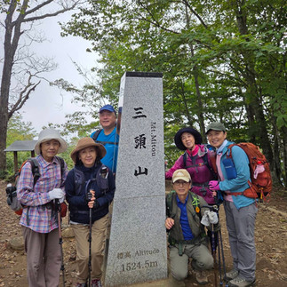 三頭山山頂にて 午後からの雨が心配されましたが、『東峰 中央峰 西峰』と、秋の気配を感じながら歩きました。