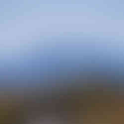 少し遠くの「両神山」