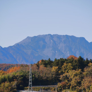 少し遠くの「両神山」