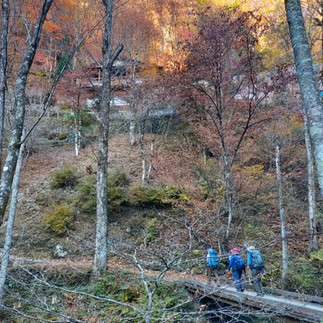 急斜面に建つ三条の湯