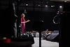Mujer presentando en el escenario