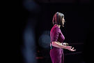 IRENE VILLA hablando y gesticulando en escenario