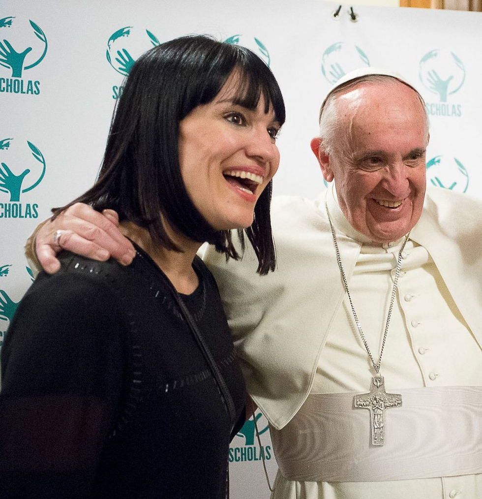 Mujer riendo con el Papa Francisco