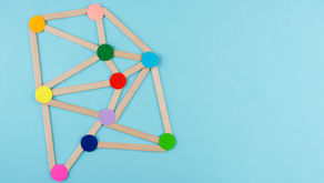 Conexões coloridas sobre fundo azul representando relações, cultura escolar e vínculos construídos na rotina da escola.