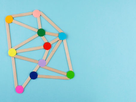 Conexões coloridas sobre fundo azul representando relações, cultura escolar e vínculos construídos na rotina da escola.