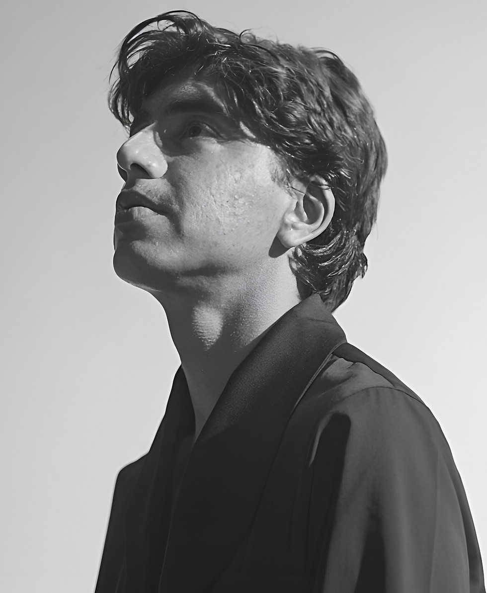 a-striking-black-and-white-studio-portra_VWV73fMkR_CsrJxu6BXCUQ_PWo1_PYiRTif6795ftiRKg.jpg