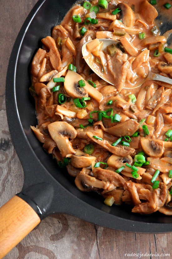 Strogonow z kurczaka z kopytkami oraz fasolka szparagowa